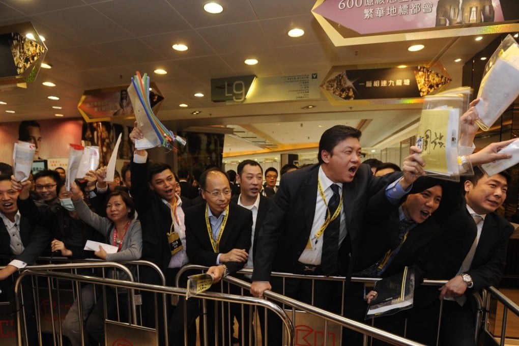 The Estate Agents Authority says that as sales of new flats have been rising, it has led to sales sites teeming with a mix of licensed unlicensed salesmen, which inevitably turns chaotic. Photo: SCMP