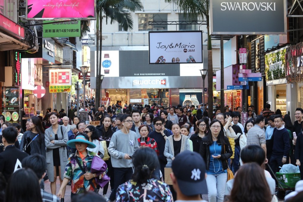 Shoppers and pedestrians fill Russell Street in Causeway Bay. Photo: Felix Wong