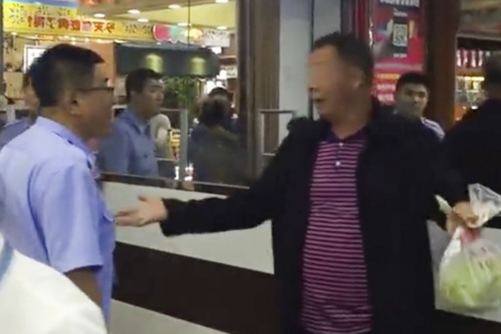 An argument broke out when an elderly man tried to pay in cash for a bunch of grapes at a cashless supermarket in Jixi, Heilongjiang province. Photo: Guancha.cn