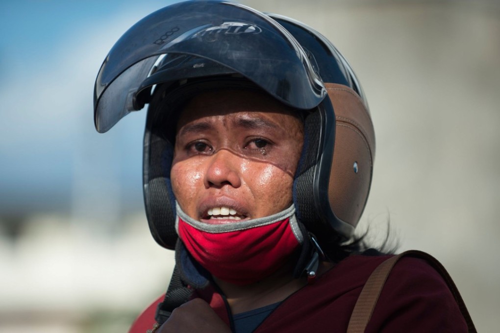 Samidah, a relative of a victim, cries in Palu, Indonesia's Central Sulawesi, where increasing numbers of Indonesians are desperately trying to reach missing relatives but are unable to make contact by cellphone. Photo: AFP