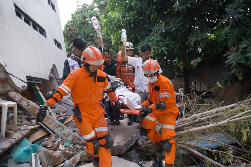 Rescue personnel evacuate earthquake survivor Ida, a food vendor, from the rubble of a collapsed restaurant in Palu, Indonesia's Central Sulawesi. Photo: AFP