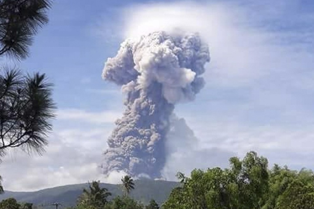 Mount Soputan spews hot ash in Minahasa, North Sulawesi. Photo: EPA