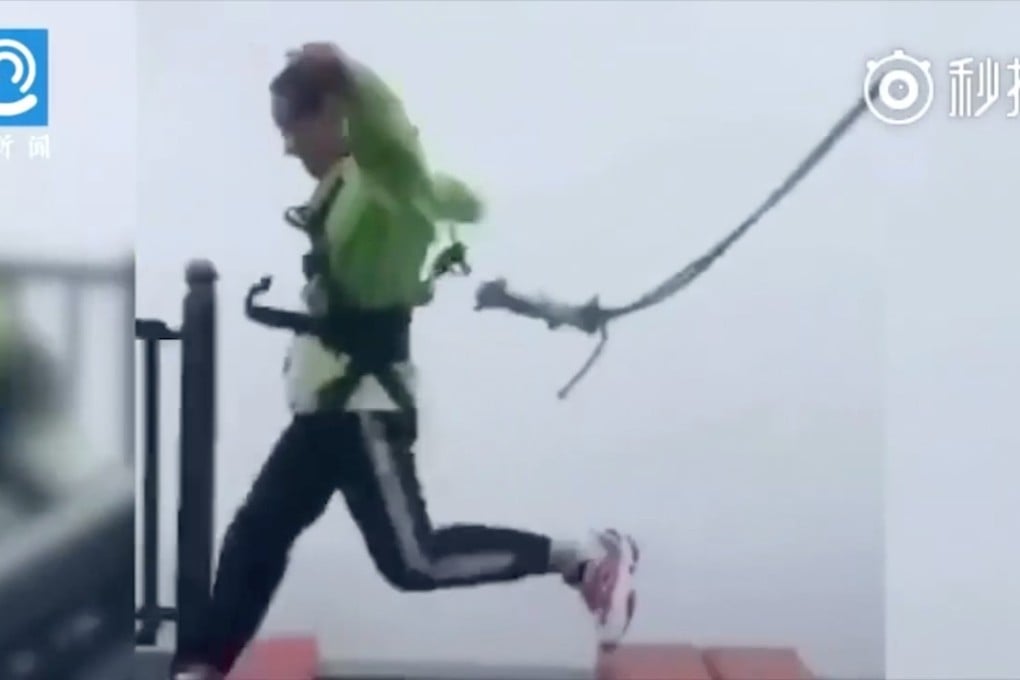 A video shows the moment a visitor’s safety cord snaps on a high-altitude bridge in a Chongqing theme park. Photo: Thepaper.cn