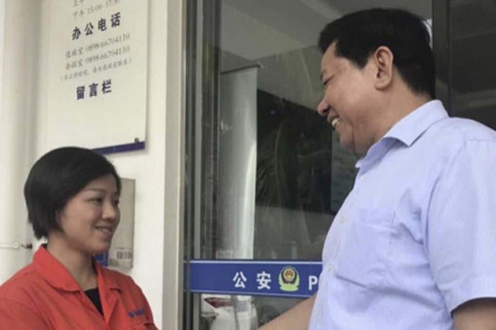 The business owner thanks Li Man for returning the cash. Photo: China News