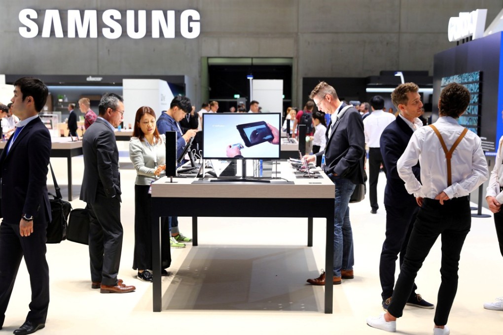 Visitors in front of a Samsung logo during the preview day of the IFA trade show for consumer electronics and home appliances, in Berlin, Germany August 30, 2018. Photo: Reuters