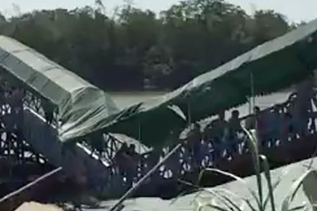 The bridge started to cave in during a dragon boat race. Photo: Kankan News