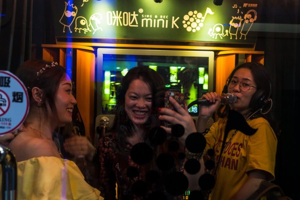 Women sings and take selfie photos in karaoke box in a gaming Centre in Shenzhen, Guandong province, China, 22 July 2017. Photo: EPA