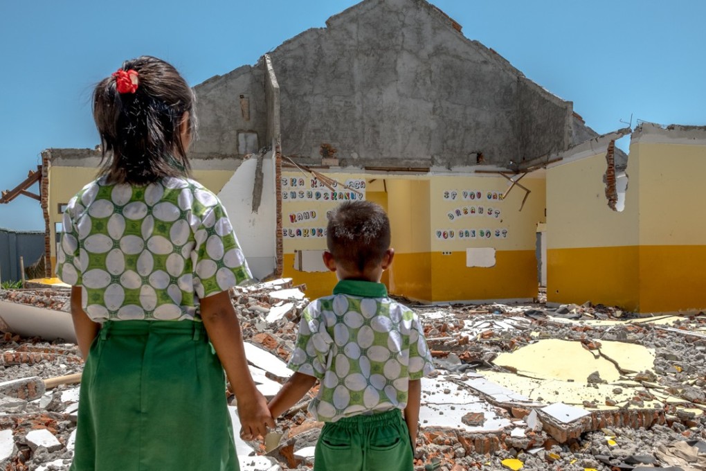 Children look at the damage after the Lombok earthquakes. Photo: courtesy of Chaim Fetter and Peduli Anak Foundation