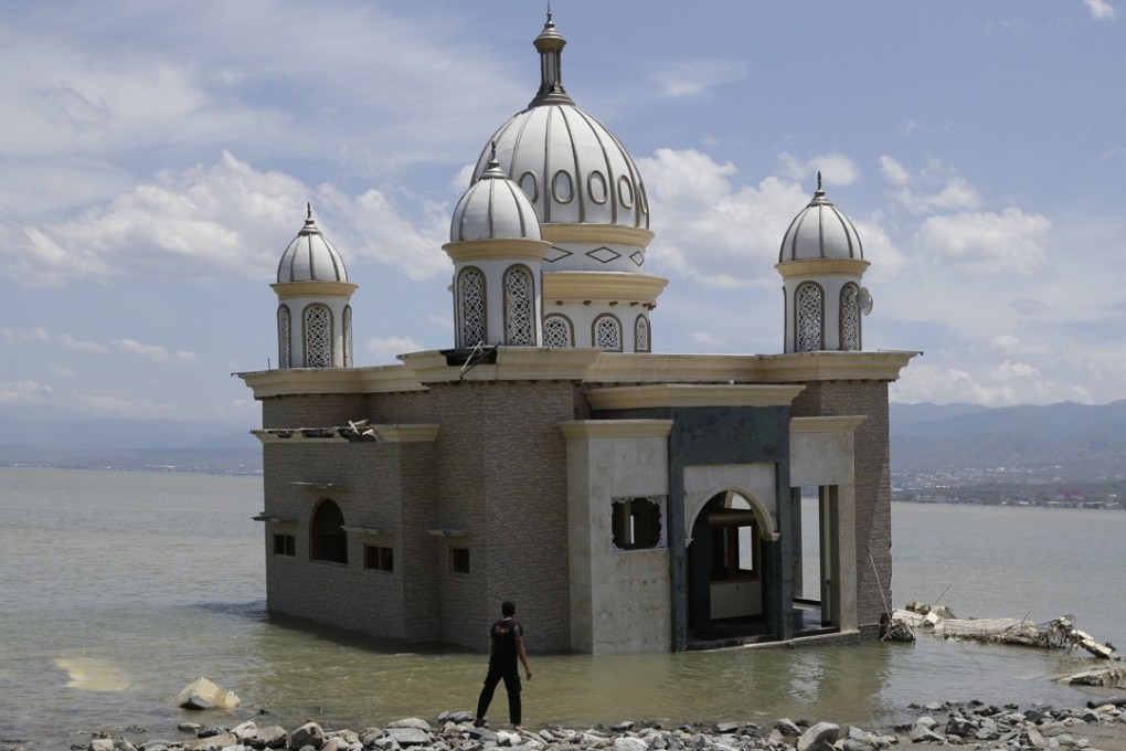A mosque that was isolated by water after its bridge was destroyed due to the massive earthquake and tsunami in Palu, Central Sulawesi. Photo: AP