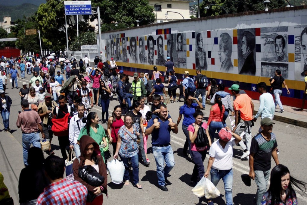 People cross the Colombian-Venezuelan border over the Simon Bolivar international bridge in San Antonio del Tachira, Venezuela May 16, 2018. Photo: Reuters