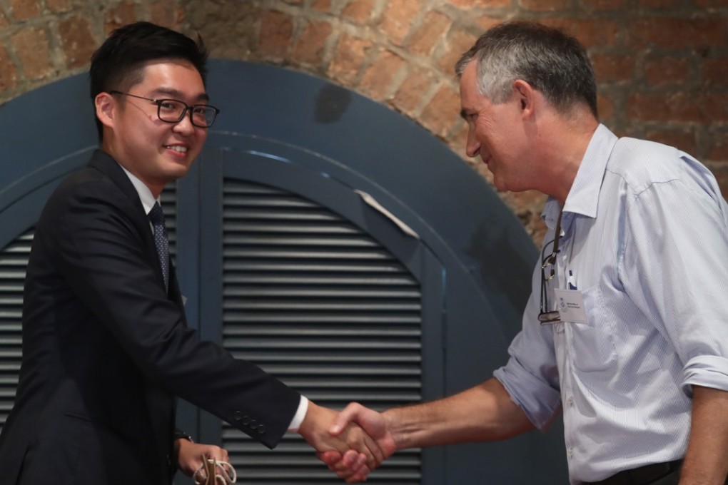 Separatist Andy Chan Ho-tin shakes hands with journalist Victor Mallet before his talk at the Foreign Correspondents' Club on August 14. Photo: K.Y. Cheng