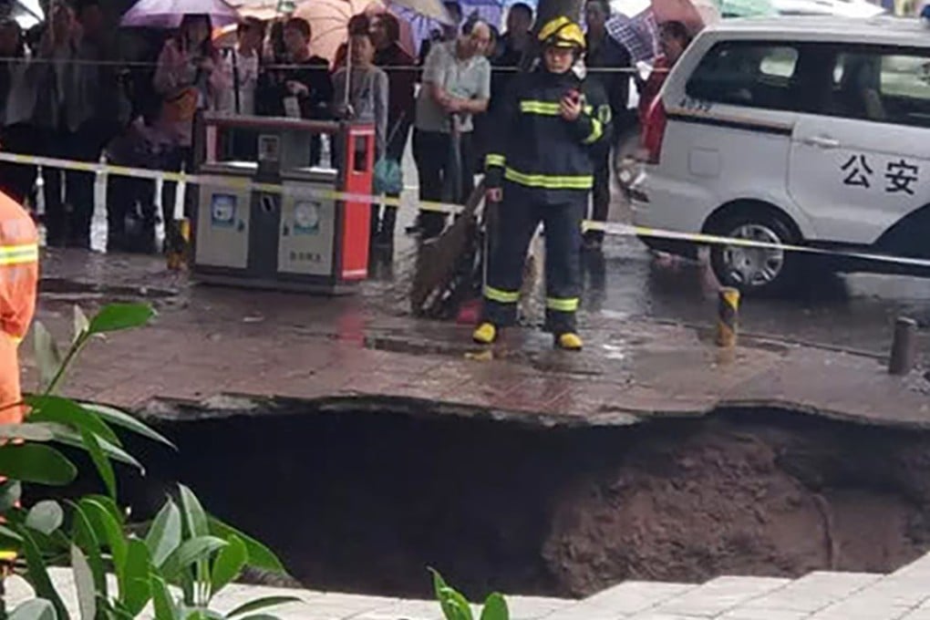 A large area of pavement collapses in Sichuan, taking pedestrians with it. Photo: qq