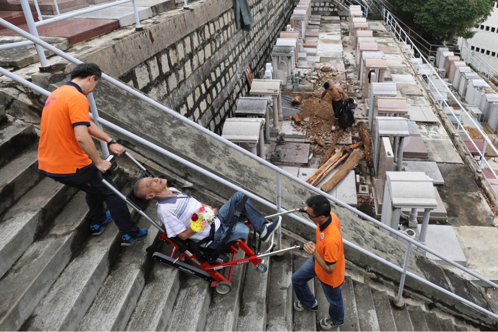 Lee Sau-yee is helped up stairs to his brother’s resting place on Tuesday. Photo: Sam Tsang