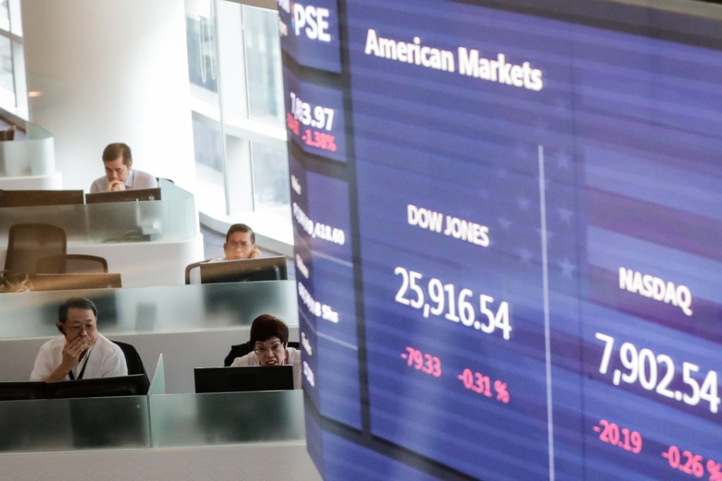 Filipino stock brokers react as the US market is displayed at the Philippine Stock Exchange in Taguig, south of Manila, on September 10, 2018. Photo: EPA