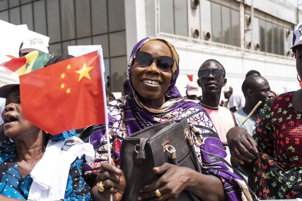 A woman welcomes Chinese President Xi Jinping to Dakar, Senegal, on July 21, 2018. Xi was on a four-nation visit to Africa seeking deeper military and economic ties. Photo: AP