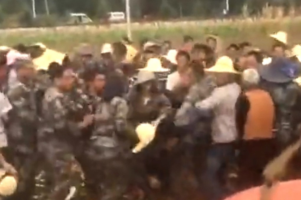 Video footage of garlic farmers clashing with officials in southwest China went viral online. Photo: QQ.com