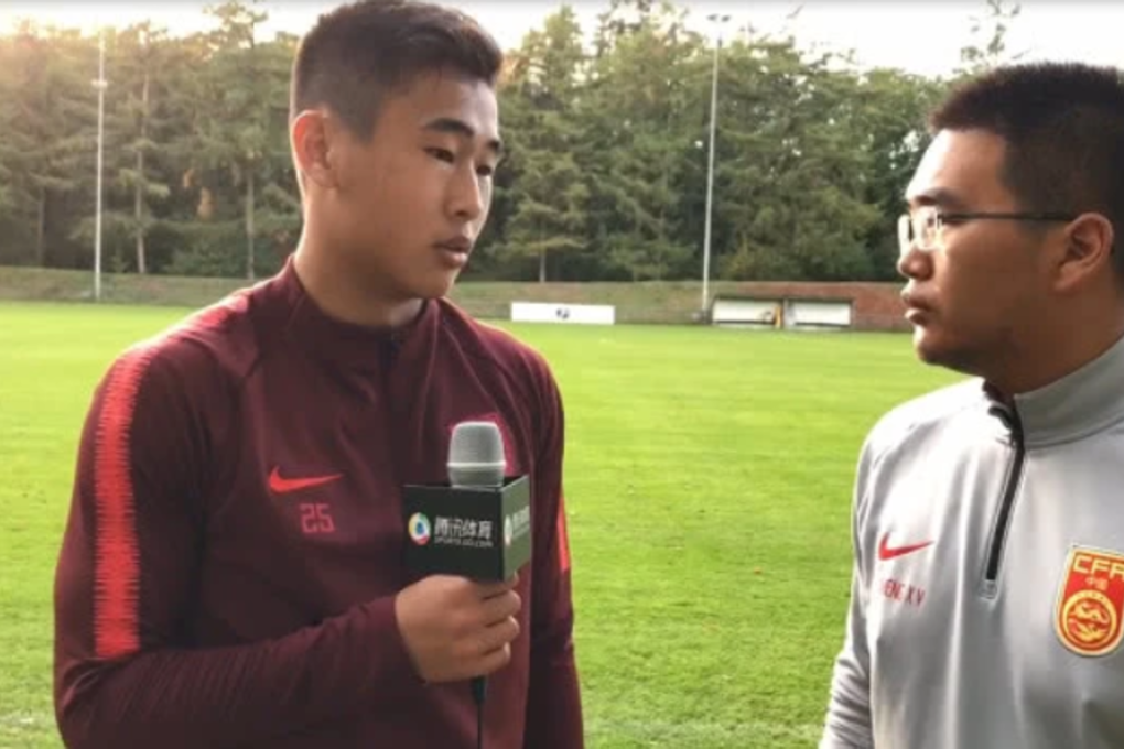Dai Wai-tsun speaks to a Chinese reporter during a training camp with China’s under-21 squad. Photos: QQ.com