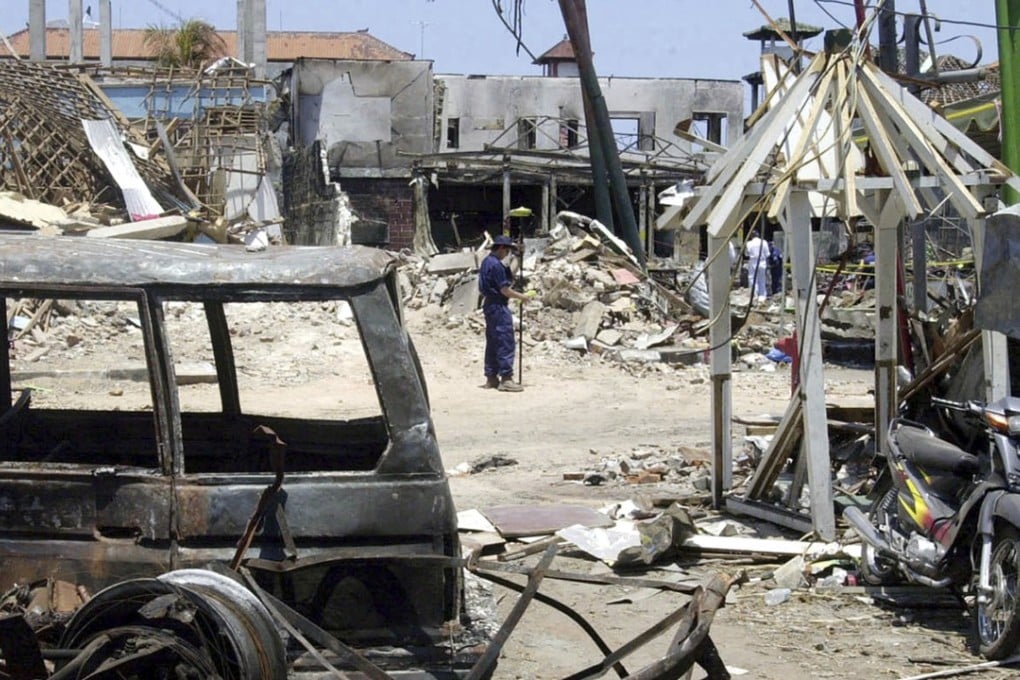 An Australian police officer stands near the ruins of the Sari Club, which was flattened by a bomb attack in Kuta, Bali, Indonesia on October 12, 2002. Photo: AP