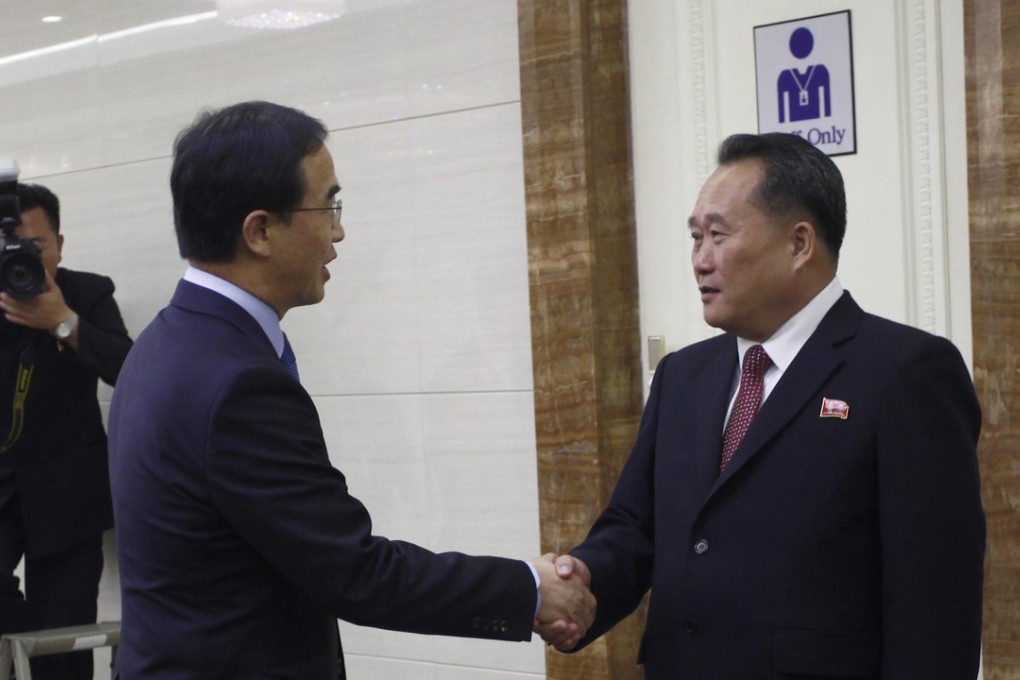 Ri Son Gwon, chairman of the North’s Committee for the Peaceful Reunification of North Korea, shakes hands with South Korean Unification Minister Cho Myoung-gyon at Pyongyang Airport. Photo: AP
