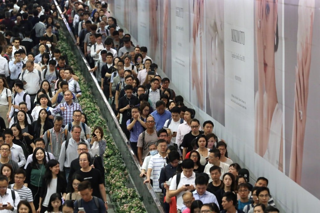 Commuters face overcrowding at Central MTR station after a signalling fault on the train network caused a six-hour disruption to services. Photo: Sam Tsang