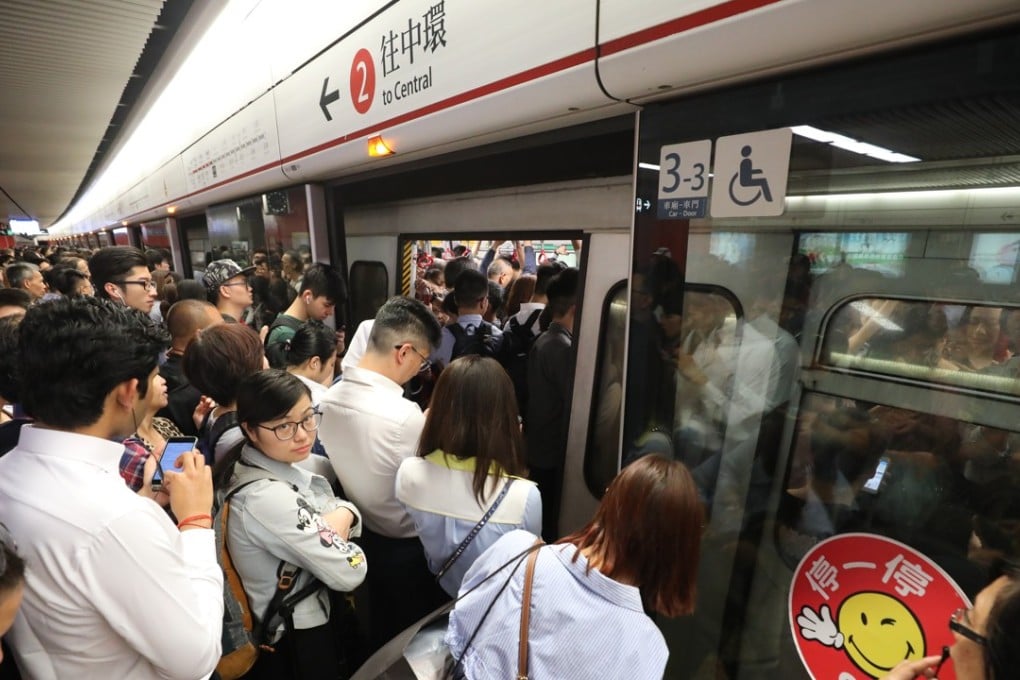 Commuters try to squeeze onto packed trains at Mong Kok station. Photo: Felix Wong