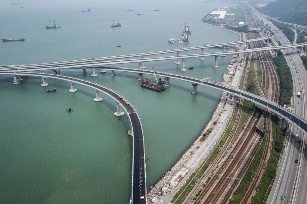 Delays in the link road between Hong Kong International Airport and Lantau Island mean the number of vehicles allowed to use the bridge will have to be controlled. Photo: Roy Issa