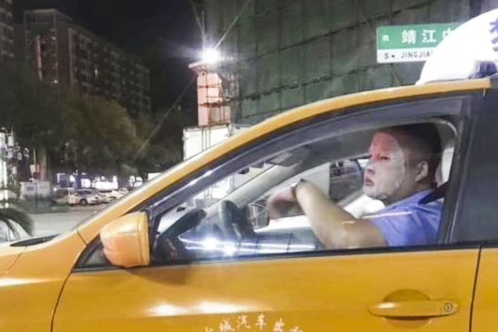 Taxi driver Chen Yiqun caught wearing a mask at the wheel. Photo: sina.com.cn