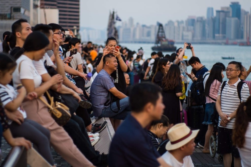 Tourists pack a Kowloon promenade overlooking Hong Kong’s Victoria Harbour/ Photo: AFP