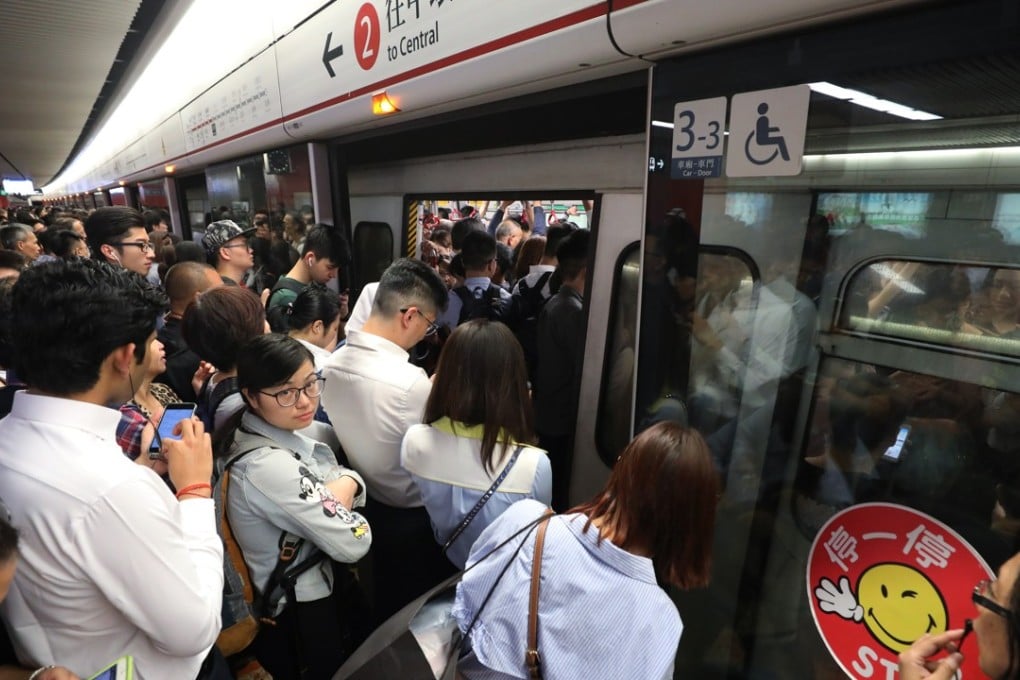 Commuters try to get on the train in Mong Kok after a signal failure caused a six-hour disruption to the service on four lines in the city. Photo: Felix Wong