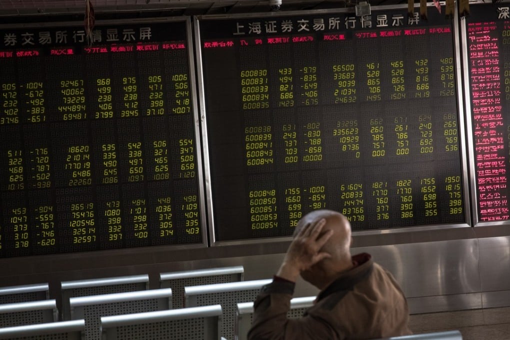 A Chinese man watches an electronic stock board in Beijing on October 11, 2018. In China, green signals declines in share prices. Photo: EPA-EFE