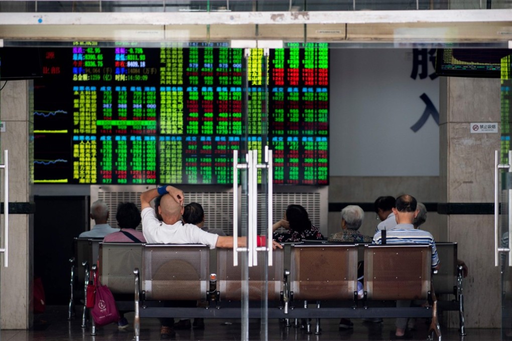 Investors monitor stock prices at a securities company in Shanghai on September 25, 2018. Photo: AFP