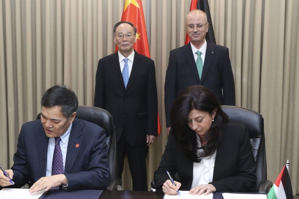 Chinese Vice-President Wang Qishan (second left) and Palestinian Authority Prime Minister Rami Hamdallah witness the signing of a memorandum of understanding on free trade. Photo: Xinhua