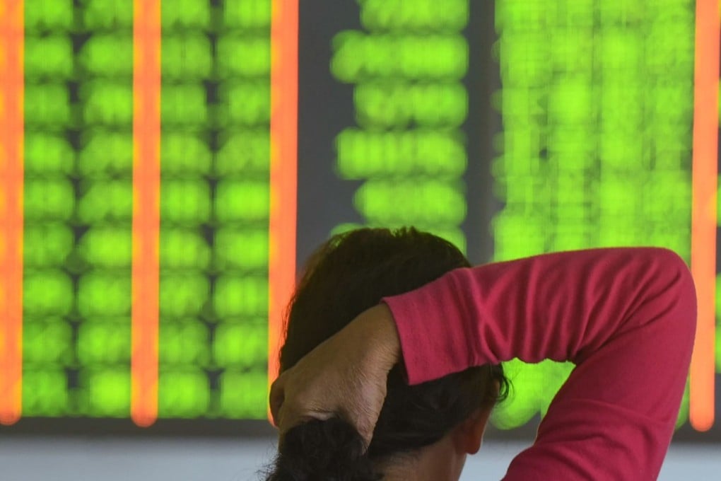 An investor monitors stock prices at a securities company in Hangzhou on October 18, 2018. Photo: AFP