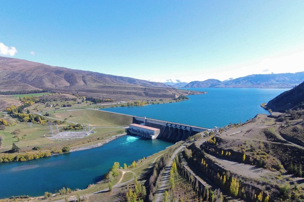 This photo taken by a drone shows the area in the South Island of New Zealand where a village is up for sale. Pictured are Lake Aviemore, Aviemore Dam, and Lake Waitaki (below dam), Waitaki Valley, North Otago. Photo: Alamy