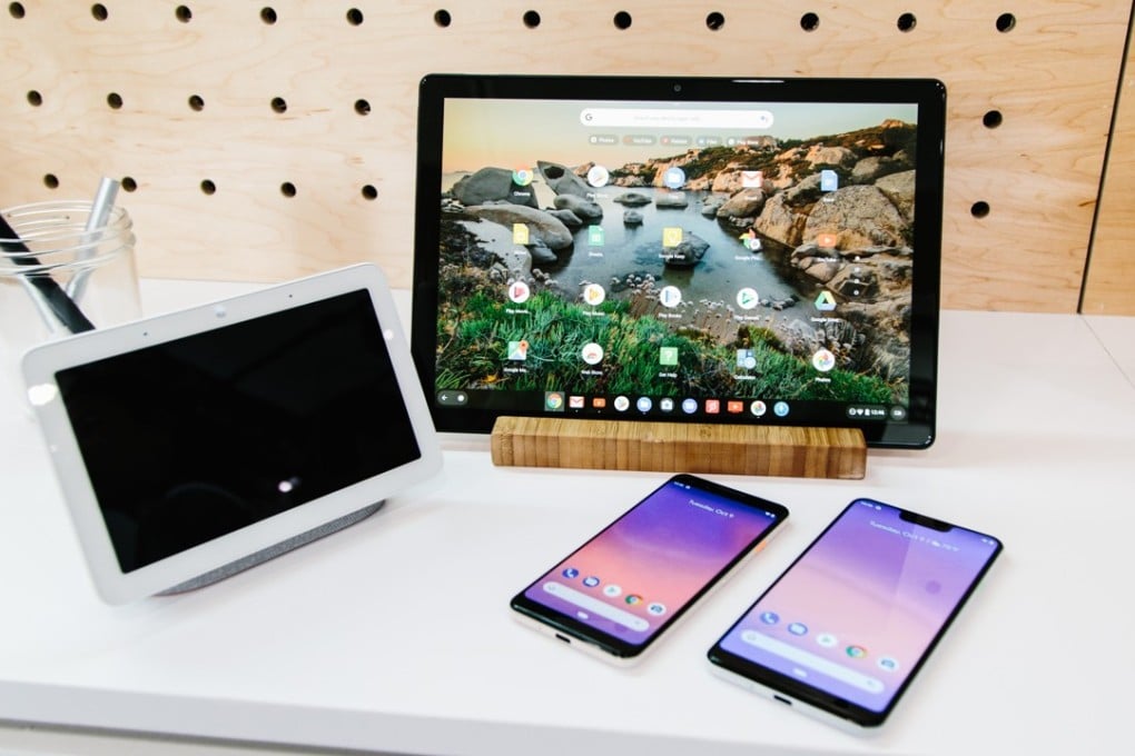 Google demos the new Google Home Hub (left) during an official event in New York. Photo: EPA-EFE