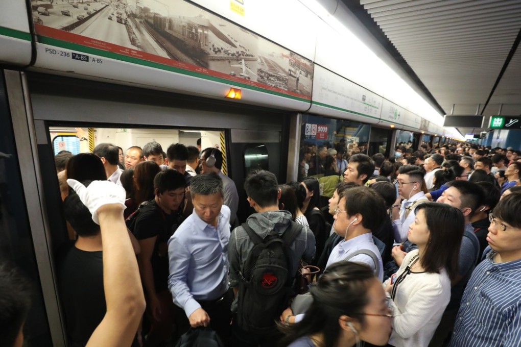 MTR commuters at Kowloon Tong station amid disrupted service on October 16. Photo: Felix Wong