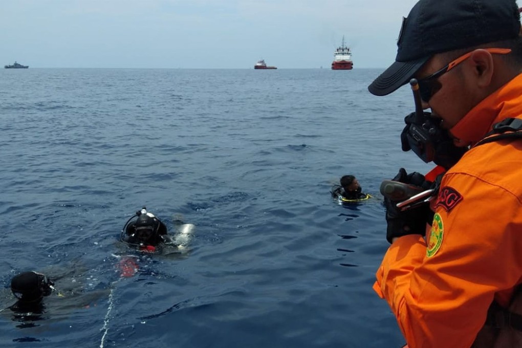 Rescue personnel search the waters for wreckage from Lion Air flight JT 610 which crashed into the sea off the northern coast of Indonesia's Java island. Photo: AFP