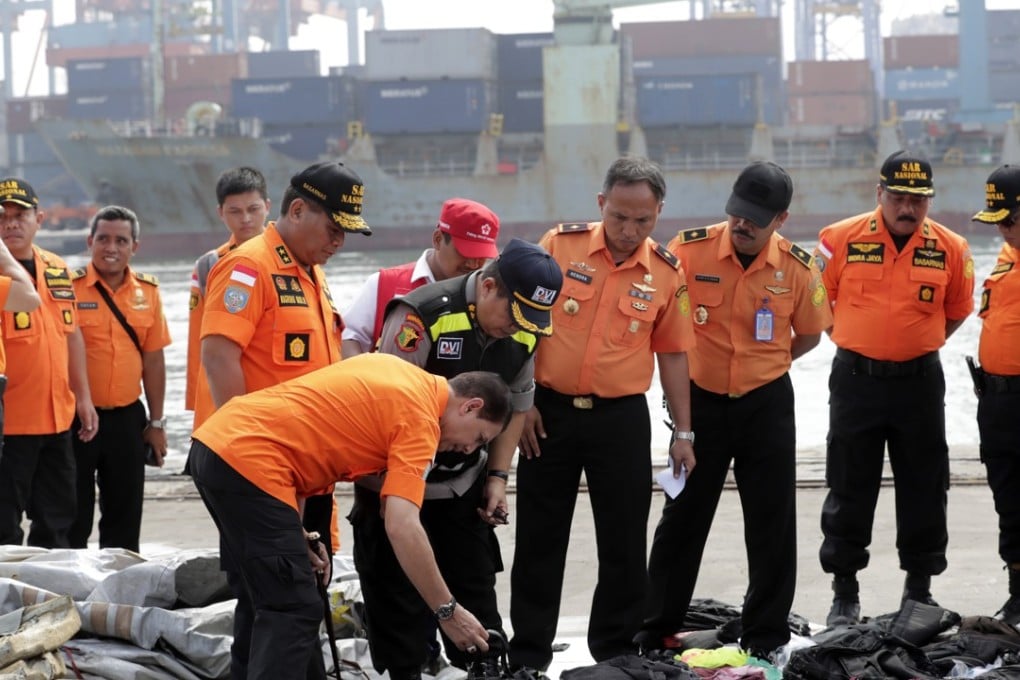 Indonesian rescuers collect and classify wreckage pieces and passenger belongings. Photo: EPA