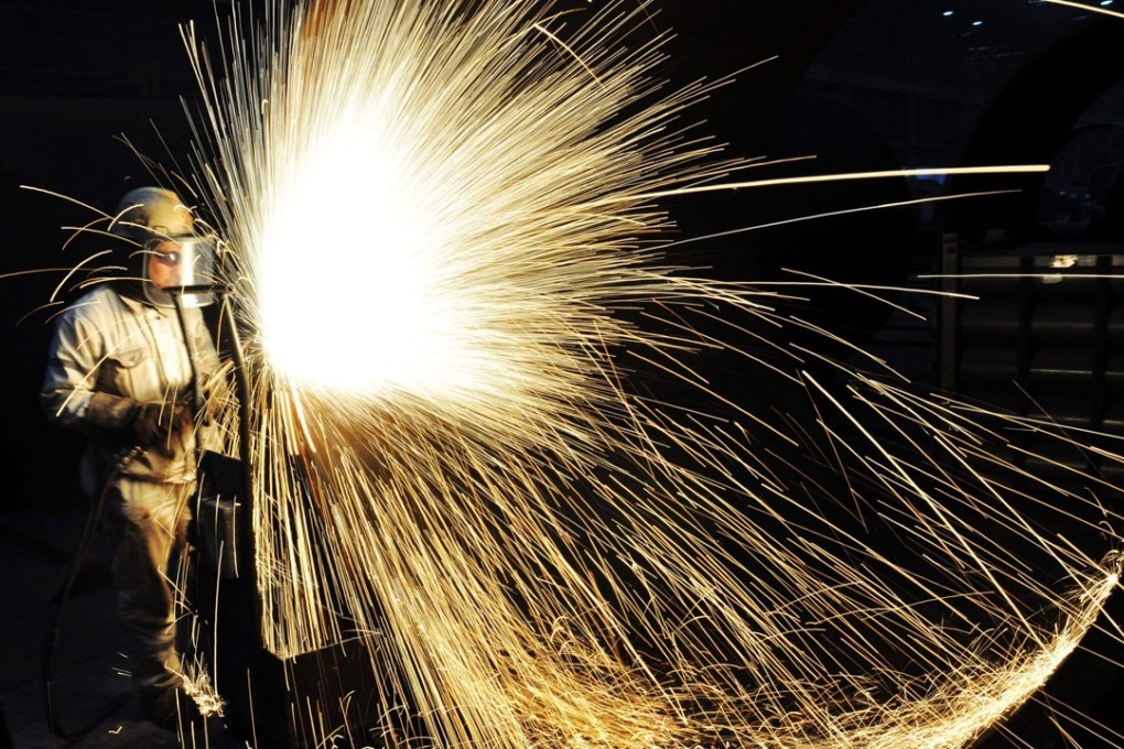 A Chinese worker cuts steel in Qingdao in China's eastern Shandong province on January 18, 2018. Manufacturing activity slowed more than expected in October. Photo: AFP