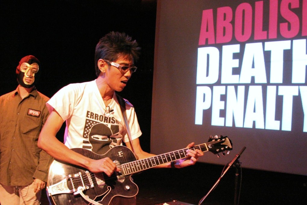 Two anti-death penalty activists perform in Singapore in 2005. Photo: AFP