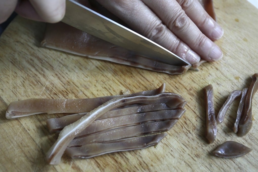Recently, reports surfaced that the Housing Authority had imposed a restriction on late-night cooking in Wo Lok Estate in Kwun Tong. Residents were instructed to refrain from “making meat-chopping, vegetable-cutting, stir-frying and chiselling noises”, so not as to disturb neighbours. Photo: Jonathan Wong