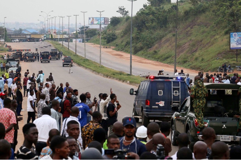 Nigerian soldiers arrive on the site of the clashes between soldiers and members of Islamic Movement of Nigeria after a protest against an imprisoned Shiite cleric, in Abuja, on October 29, 2018. Photo: AFP