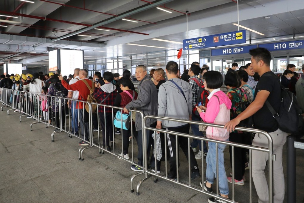 Passengers in Zhuhai queue up for buses across the mega bridge to Hong Kong, with waiting times more than halved from the chaos last week. Photo: Edward Wong