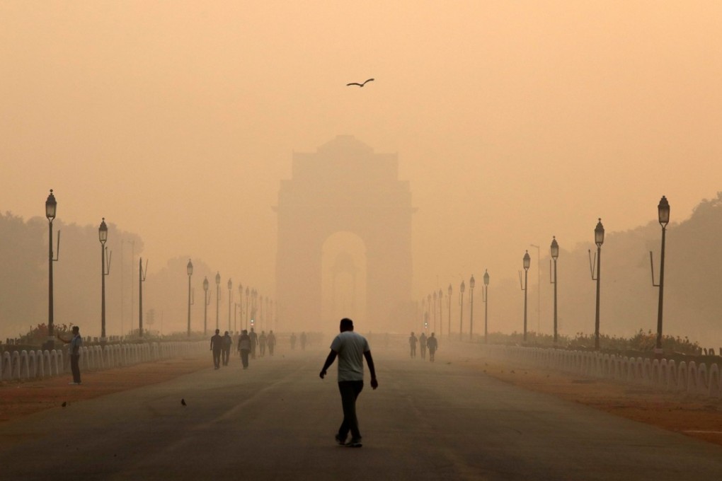 Smog shrouds India Gate in New Delhi. Photo: Reuters