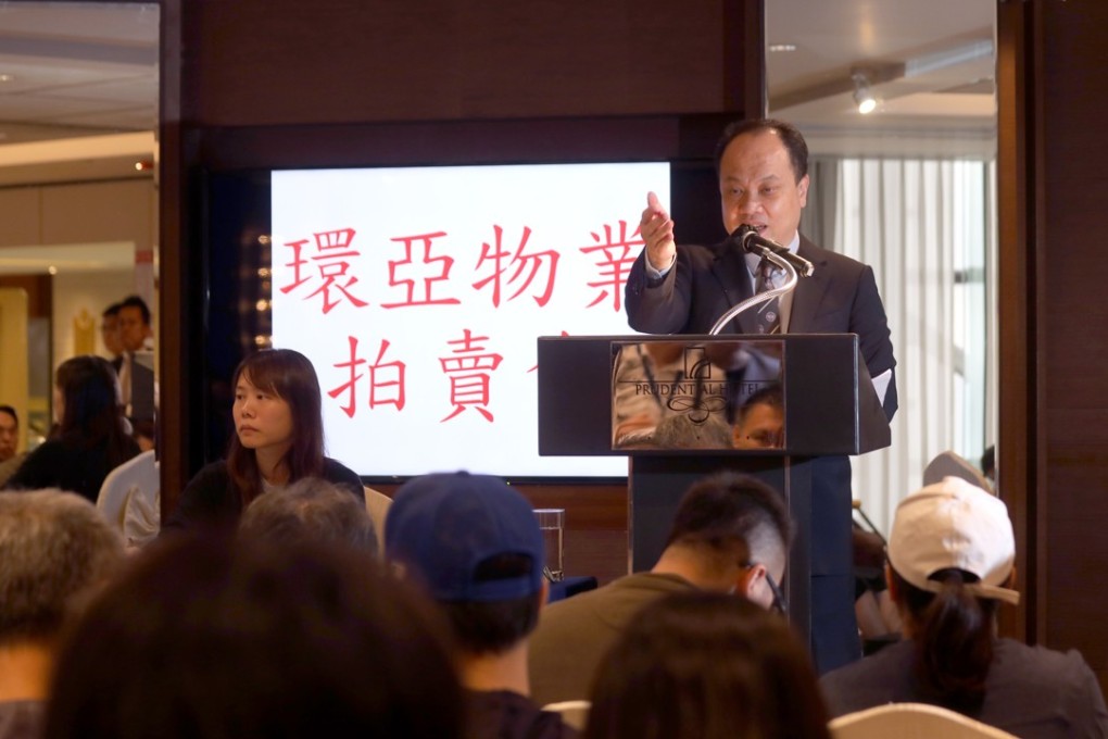 Auctioneer Tsang Kit-chun of AA Property Auctioneers offers properties to prospective buyers on November 6, 2018. Photo: Xiaomei Chen