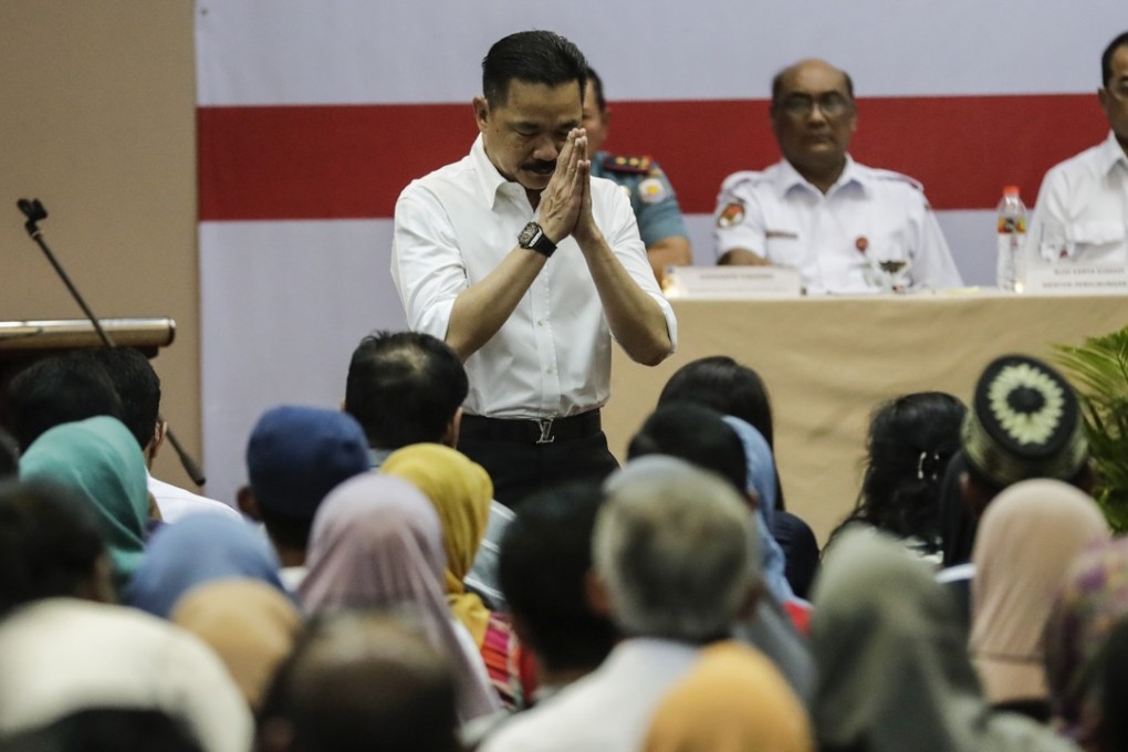Rusdi Kirana, Lion Air Founder and owner, bows to the relatives of passengers of Lion Air flight JT-610 during a meeting with authorities and Lion Air management in Jakarta on Monday. Photo: EPA