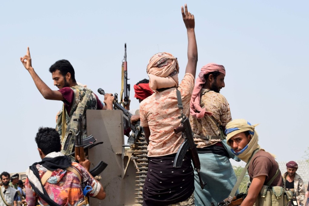 Yemeni pro-government forces advance towards the port area from the eastern outskirts of Hodeida, as they continue to battle for the control of the city controlled by Houthi rebels, on November 6. Photo: AFP