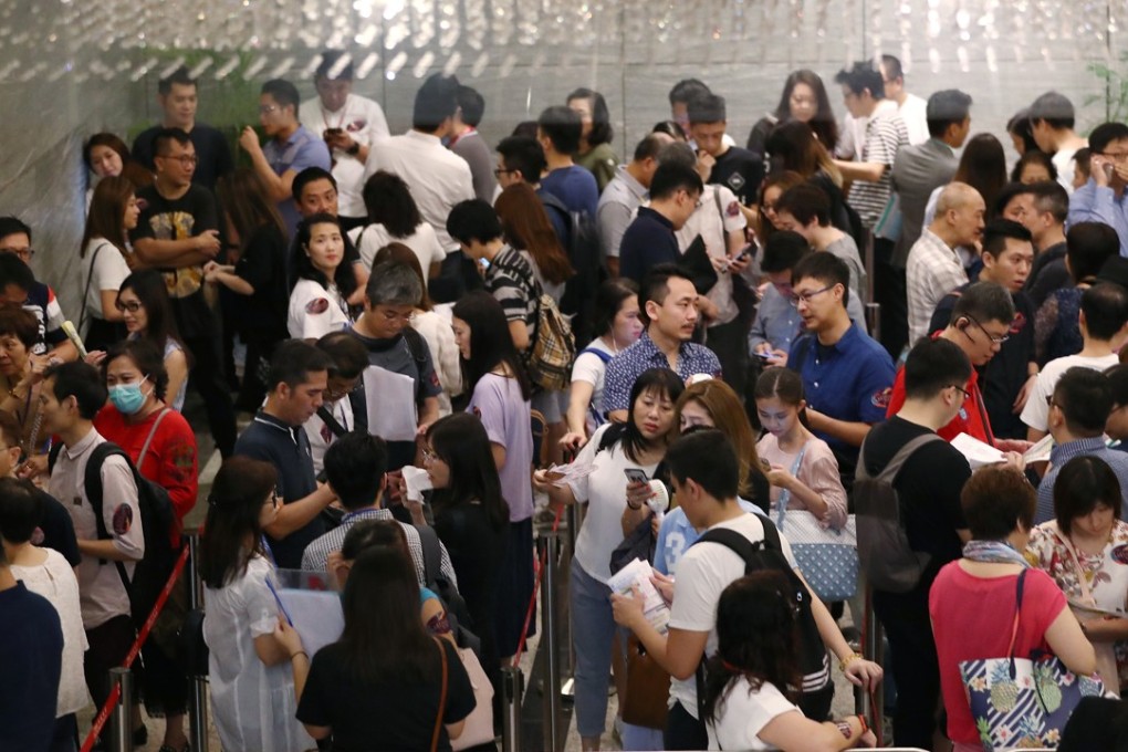 Potential buyers queue up for chance to buy Sun Hung Kai Properties' 364 units at Cullinan West II on August 26, 2018. Photo: Nora Tam
