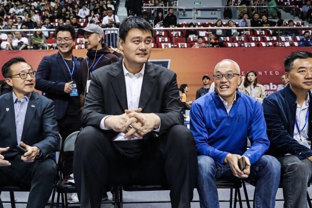 Yao Ming (second left) and Joe Tsai (left) sit courtside for the Pac-12 China Game. Photos: Alisports
