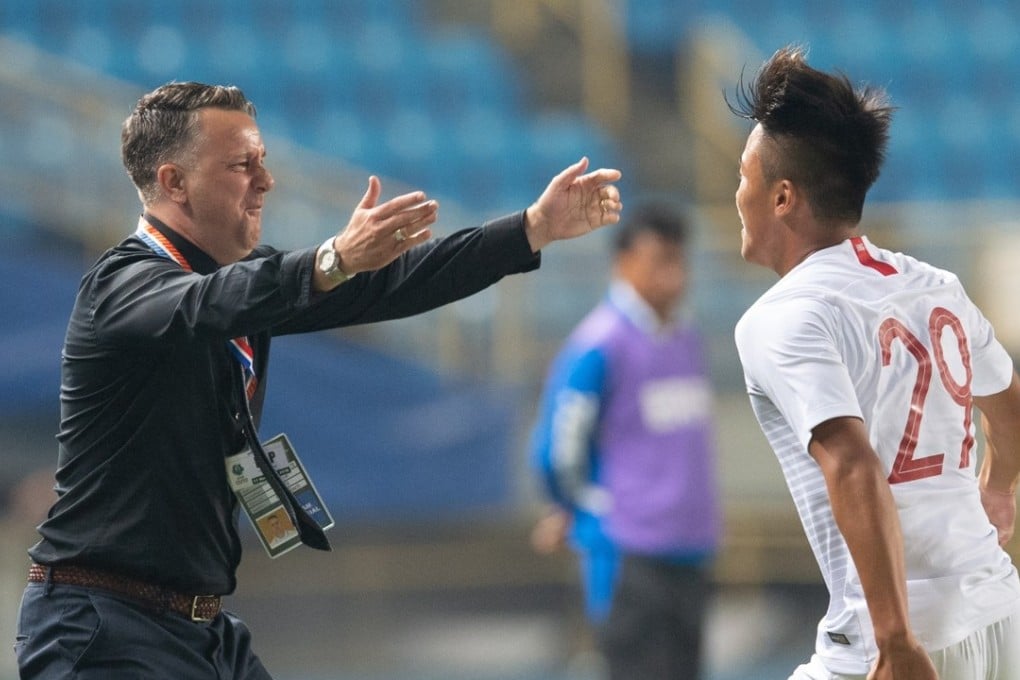 Gary White gets ready to embrace Chung Wai-keung. Photos: HKFA
